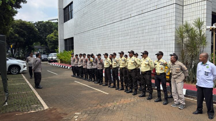 Kanit Binmas Pimpinan Apel Pelayanan Rencana Aksi Unjuk Rasa di Kantor Kemenag RI
