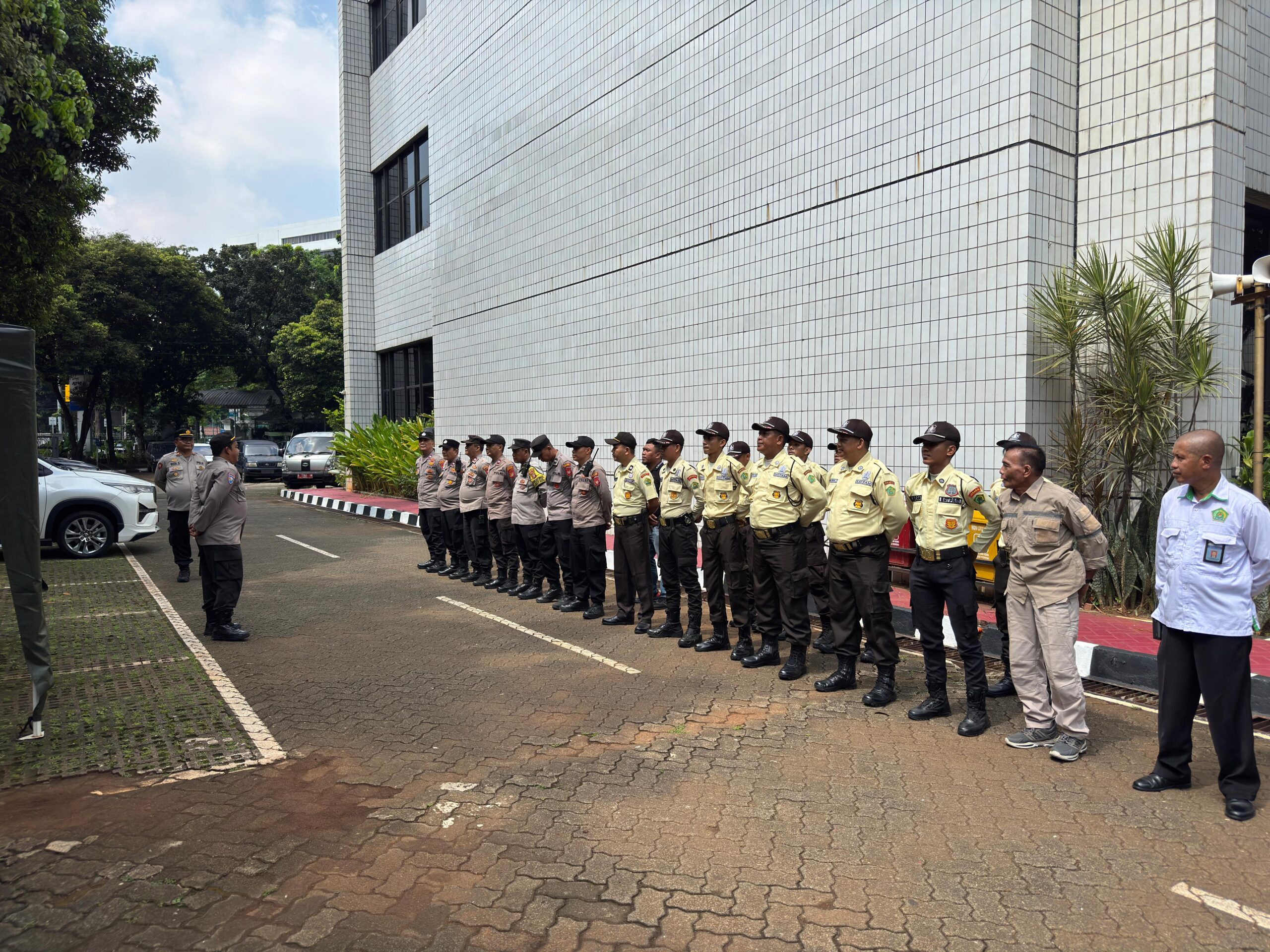 Kanit Binmas Pimpinan Apel Pelayanan Rencana Aksi Unjuk Rasa di Kantor Kemenag RI