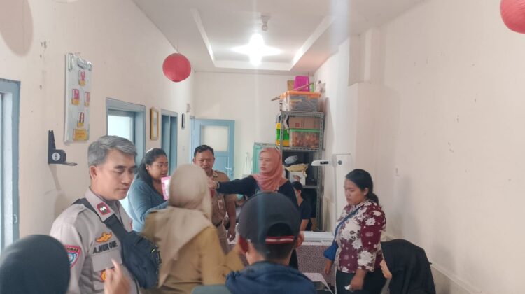 Bhabinkamtibmas Monitoring Parkiran Warga Dalam Giat Posyandu Balita dan Lansia di Kartini