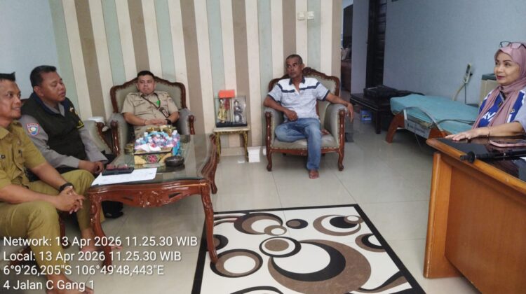 Aktifkan Wajib Lapor 1×24 Jam, Bhabinkamtibmas Dan Kelurahan Karang Anyar Sambangi Ketua RW 003
