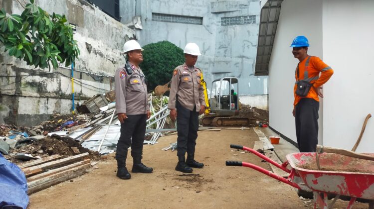 Polisi Monitoring Proyek Hunian Sementara di Kramat, Pastikan Situasi Aman