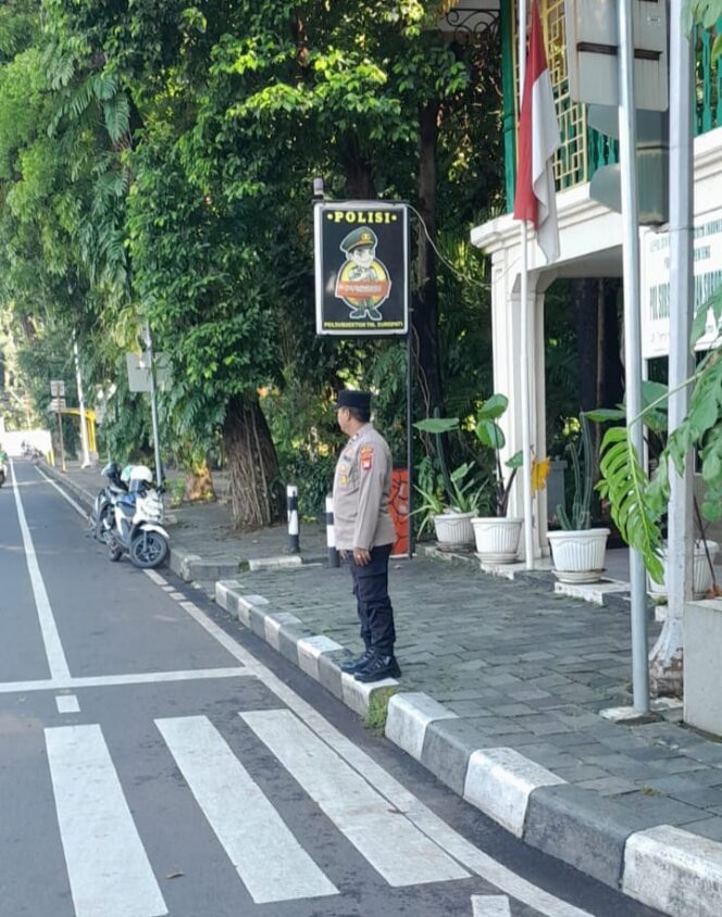 
					Kapolsubsektor Taman Suropati Pagi Hari Jaga Simpang Taman Suropati, Arus Lalu Lintas Tl Diponegoro Lancar