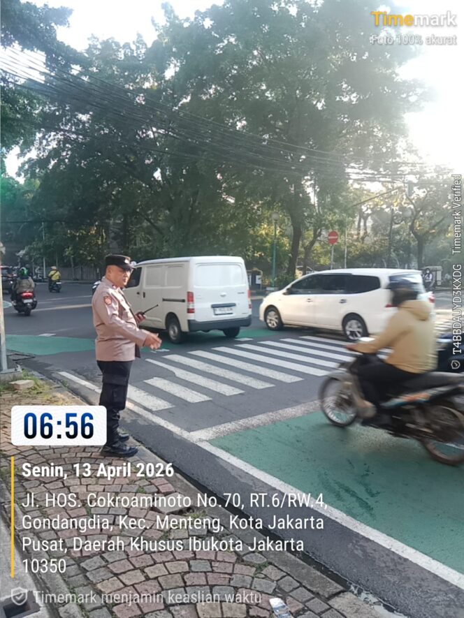 
					Pagi Ramai di Menteng, Polisi Sigap Kawal Arus Lalu Lintas Tl Cokroaminoto