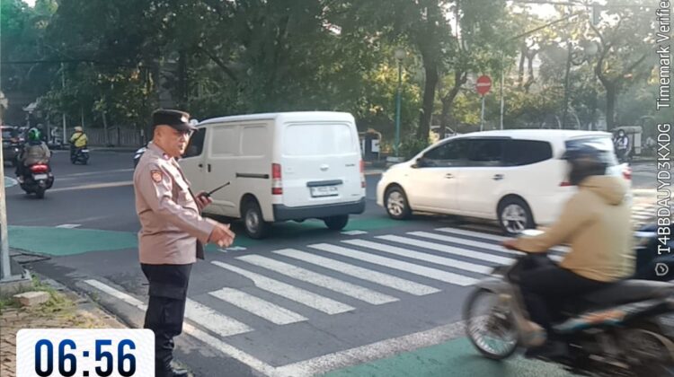 Pagi Ramai di Menteng, Polisi Sigap Kawal Arus Lalu Lintas Tl Cokroaminoto