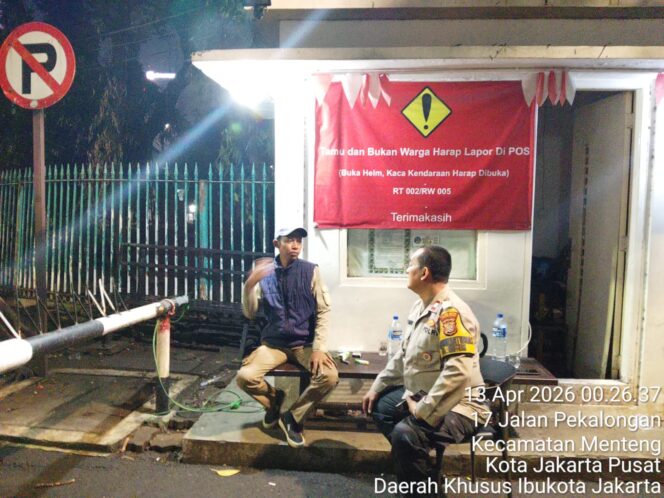 
					Perkuat Keamanan Lingkungan, Bhabinkamtibmas Sambangi Satkamling Jalan Pekalongan Menteng