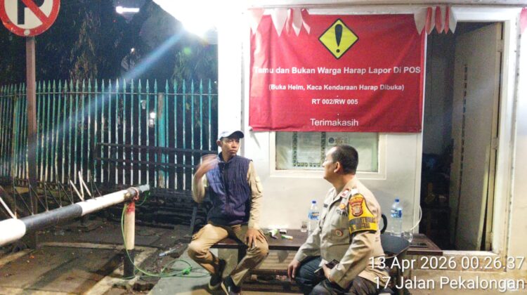 Perkuat Keamanan Lingkungan, Bhabinkamtibmas Sambangi Satkamling Jalan Pekalongan Menteng