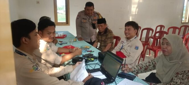 
					Bhabinkamtibmas Petamburan Bersama Dukcapil Laksanakan Pelayanan KTP Digital dan Monitoring Pos RW 01