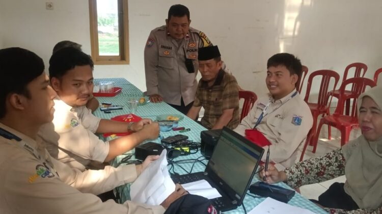 Bhabinkamtibmas Petamburan Bersama Dukcapil Laksanakan Pelayanan KTP Digital dan Monitoring Pos RW 01
