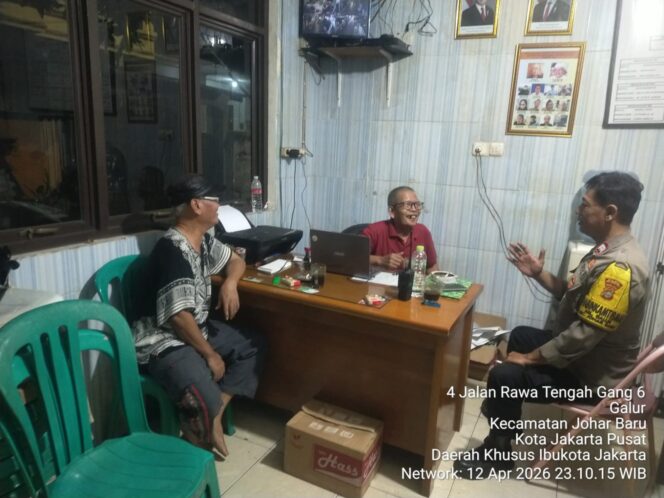 
					Hangatkan malam, polisi sambangi pos kamling dan ajak warga jaga lingkungan