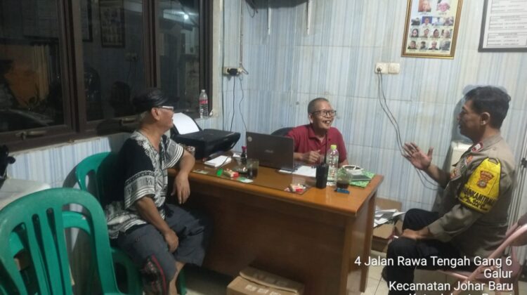 Hangatkan malam, polisi sambangi pos kamling dan ajak warga jaga lingkungan