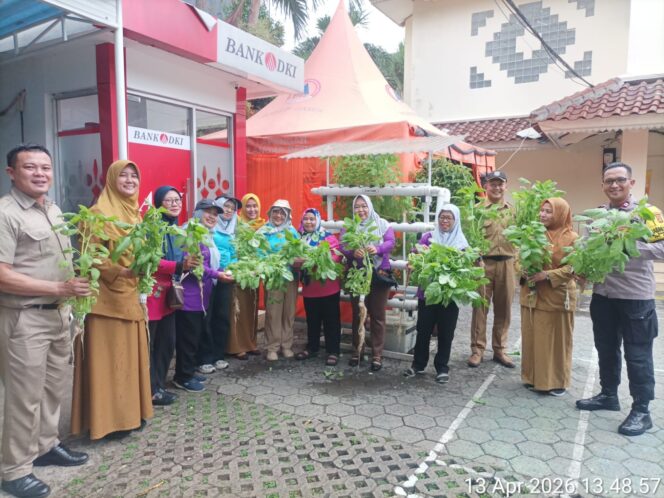
					Panen bayam hidroponik, sinergi warga dan polisi dukung ketahanan pangan