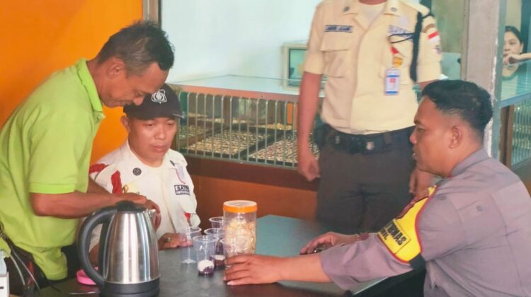 Giat Sambang Cooling System, Bhabinkamtibmas Bendungan Hilir Ajak Pedagang Dan Pengunjung Pasar Benhil Jaga Kamtibmas