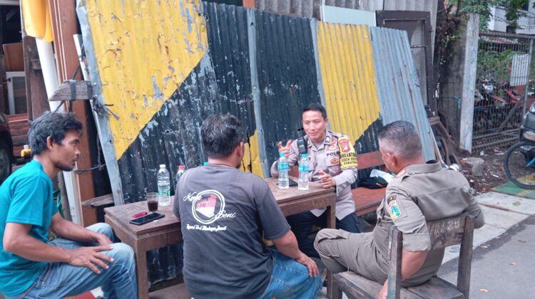 Hadir dengan Hati, Bhabinkamtibmas Kebon Kosong Rangkul Warga Jaga Keamanan Bersama
