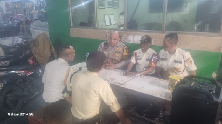 Bhabinkamtibmas Kampung Bali Kunjungi Security Pasar Blok F, Sampaikan Himbauan Kamtibmas