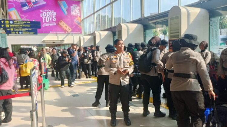 Ratusan Siswa S2 STIK Polri Diberangkatkan ke Pusdik Brimob Watukosek dari Pasar Senen