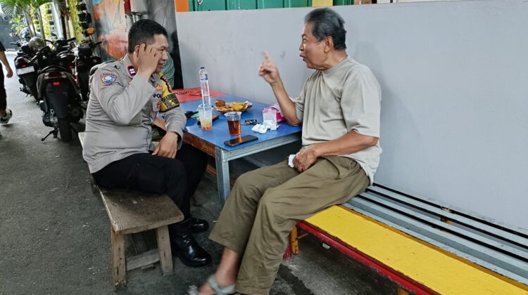 Patroli dan Sambang Tokoh Masyarakat Rw 06, Bhabinkamtibmas Kebon Kacang Perkuat Sinergi Jaga Kamtibmas