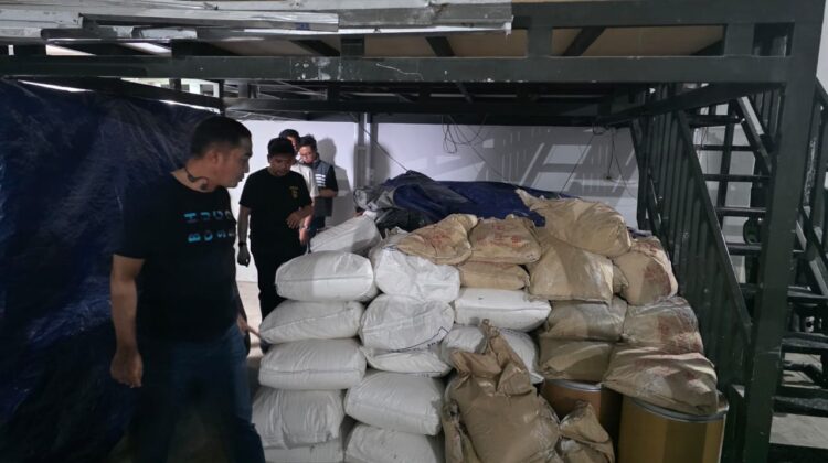 POLDA METRO JAYA BONGKAR CLANDESTINE LABORATORY NARKOTIKA DI SEMARANG, SELAMATKAN LEBIH DARI 4,3 JUTA JIWA