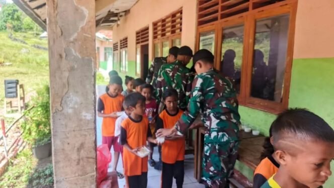
					Satgas Yonarhanud 2 Kostrad Bagikan Makanan Bergizi untuk Siswa Perbatasan