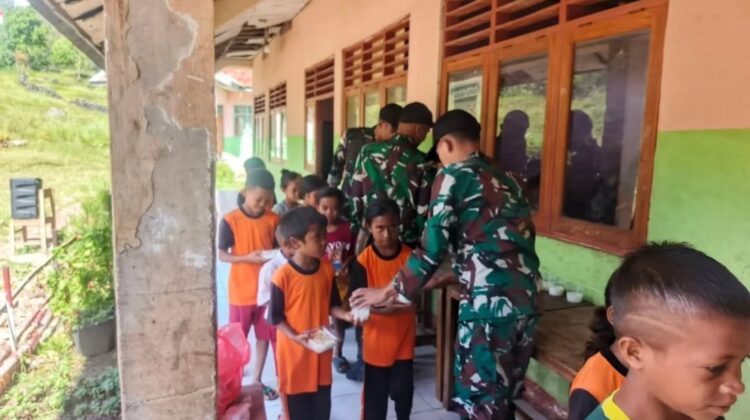 Satgas Yonarhanud 2 Kostrad Bagikan Makanan Bergizi untuk Siswa Perbatasan