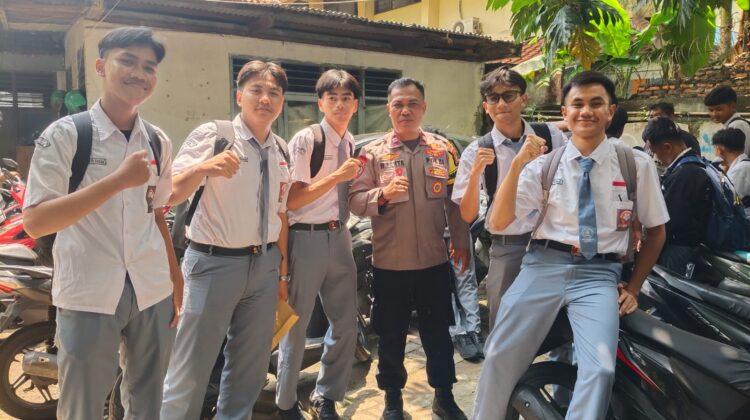 Antisipasi Kenakalan Remaja, Bhabinkamtibmas Berikan Himbauan Kamtibmas di SMKN 19