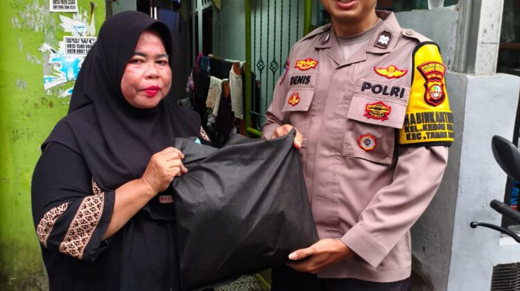 Sentuhan Humanis Polri, Bhabinkamtibmas Kebon Melati Bagikan Sembako untuk Warga Membutuhkan