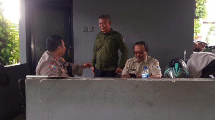 Pererat Silaturahmi, Bhabinkamtibmas Petamburan Kunjungi Kantor Dinas Pertamanan dan Hutan Kota