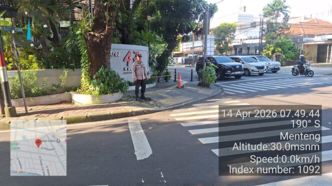 
					Bhabinkamtibmas Pegangsaan Sigap Atur Lalin Pagi di Tl Cik Ditiro