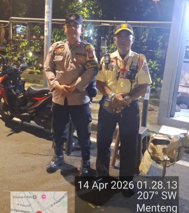 
					Bhabinkamtibmas Pegangsaan Sambangi Satkamling Jalan Surabaya Ujung, Perkuat Patroli Jelang Pagi Hari