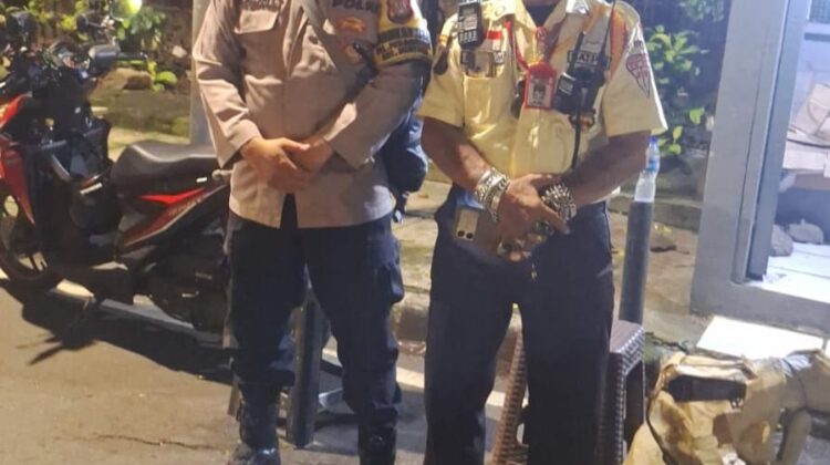 Bhabinkamtibmas Pegangsaan Sambangi Satkamling Jalan Surabaya Ujung, Perkuat Patroli Jelang Pagi Hari