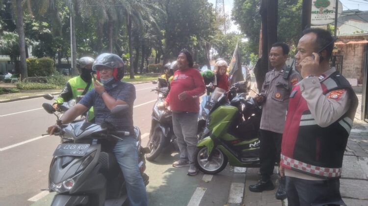 Polisi pantau Ojol Gelar Aksi di Menteng, Berangkat dari Kramat Kwitang Menuju Kantor SMRC