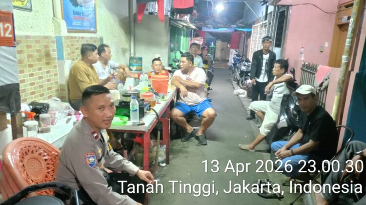 Hadir Di Jam Rawan, Bhabinkamtibmas Perkuat Satkamling Demi Keamanan Wilayah