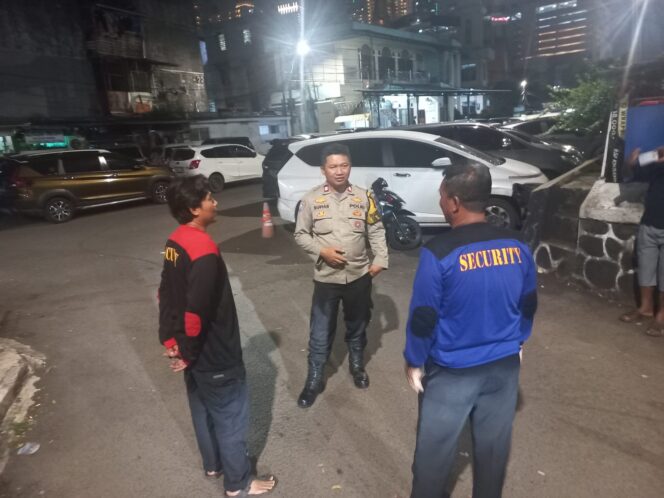 
					Bhabinkamtibmas Sambangi Pos Siskamling RW 10 Kebon Kacang, Perkuat Keamanan Lingkungan di Wilayah Tanah Abang