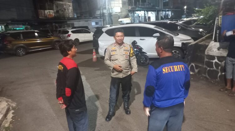 Bhabinkamtibmas Sambangi Pos Siskamling RW 10 Kebon Kacang, Perkuat Keamanan Lingkungan di Wilayah Tanah Abang