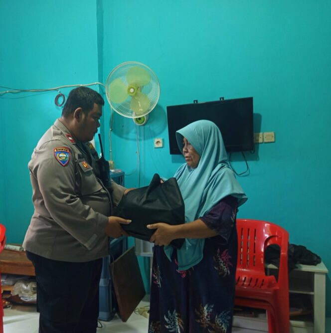 
					Bhabinkamtibmas Petamburan Sambangi Warga dan Salurkan Bantuan Sembako, Perkuat Kepedulian Sosial dan Kamtibmas