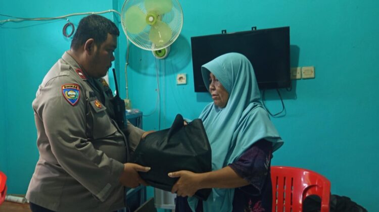 Bhabinkamtibmas Petamburan Sambangi Warga dan Salurkan Bantuan Sembako, Perkuat Kepedulian Sosial dan Kamtibmas