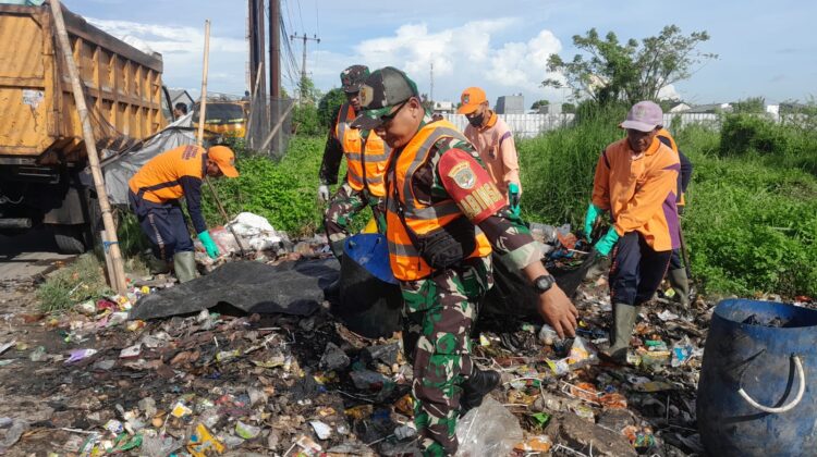 Ciptakan Lingkungan Yang Sehat, Satgas Sampah Karbak Bersihkan Sampah