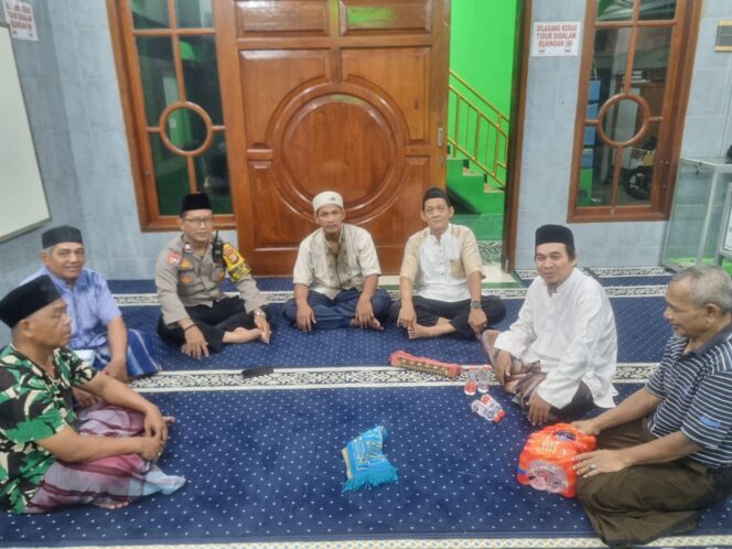 
					Bhabinkamtibmas Karet Tengsin Pererat Silaturahmi dengan Tokoh Agama di Masjid Muttabi’in