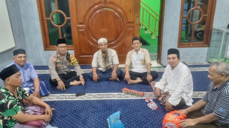 Bhabinkamtibmas Karet Tengsin Pererat Silaturahmi dengan Tokoh Agama di Masjid Muttabi’in