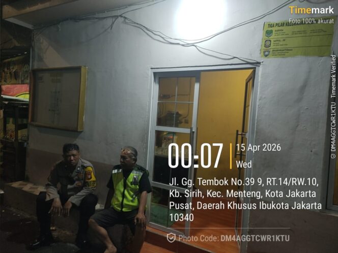 
					Sambang Satkamling, Bhabinkamtibmas Kebon Sirih Ajak Warga RW 10 Perkuat Keamanan dan Cegah Tawuran