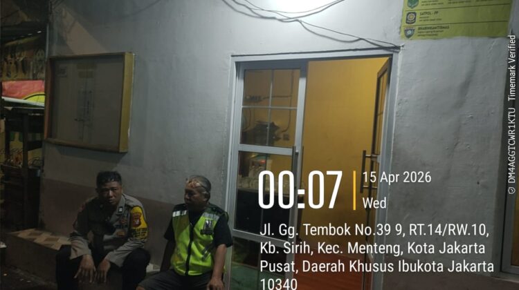 Sambang Satkamling, Bhabinkamtibmas Kebon Sirih Ajak Warga RW 10 Perkuat Keamanan dan Cegah Tawuran