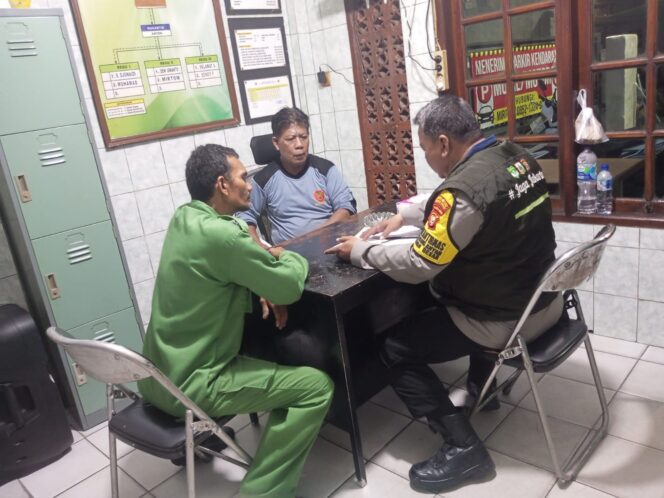 
					Bhabinkamtibmas Karang Anyar Edukasi Buku Mutasi Kamtibmas Di Pos Satkamling RW. 010