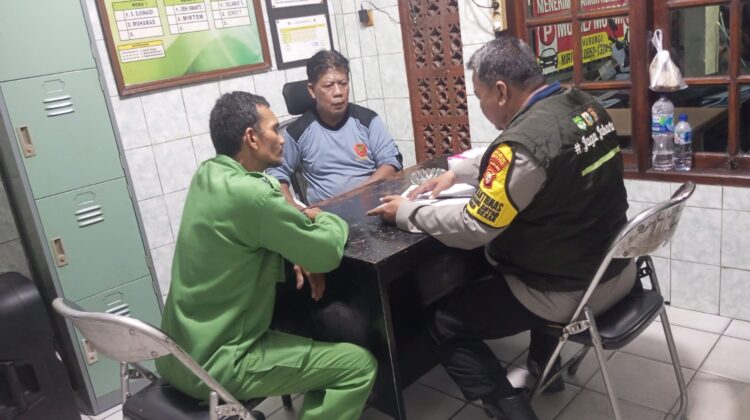 Bhabinkamtibmas Karang Anyar Edukasi Buku Mutasi Kamtibmas Di Pos Satkamling RW. 010