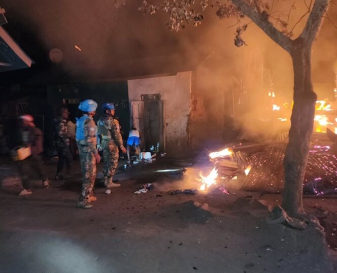 
					Aksi Cepat Satgas MONUSCO Padamkan Kebakaran Ruko di Desa Beyi