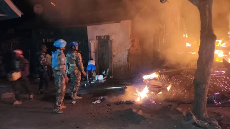 Aksi Cepat Satgas MONUSCO Padamkan Kebakaran Ruko di Desa Beyi