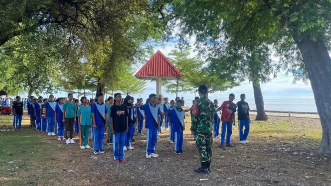 
					Disiplin Terpatri Wini Lestari, Satgas Pamtas Yonarhanud 2 Tanamkan Disiplin dan Jaga Kelestarian Alam Bagi Siswa SMP Wini