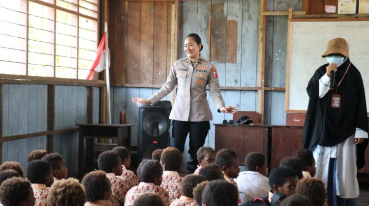 Hadirkan Keceriaan dan Edukasi Bagi Siswa, Satgas Damai Cartenz Gelar Bakti Sosial di SD Negeri Pomako 1