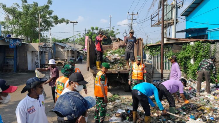 Satgas Sampah Koramil 01/Teluknaga Bersama Pemdes Dan Katar Desa Tegal Angus Bersihkan Sampah