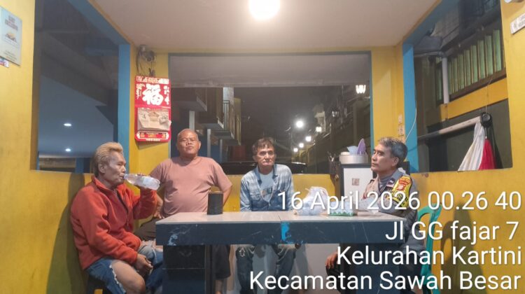 Sambang Tengah Malam, Bhabinkamtibmas Kartini Aktifkan Satkamling Cegah Kejahatan
