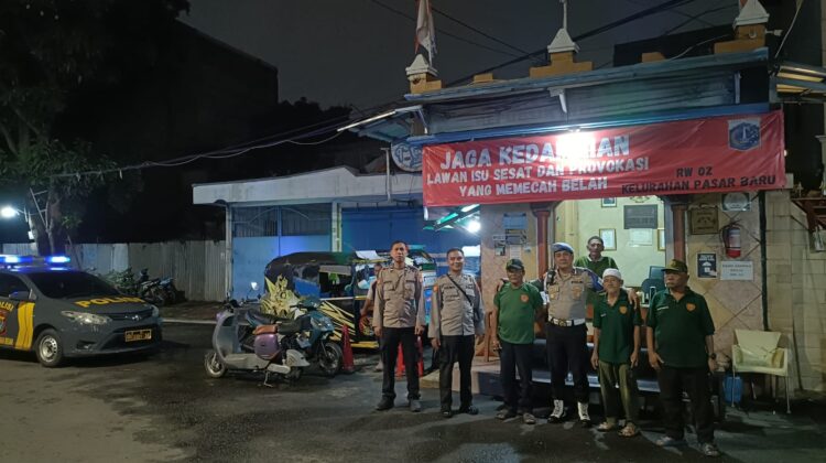 Patroli Jelang Malam Hari, Polisi Sambangi Pos Kamling RW. 02 Kelurahan Pasar Baru
