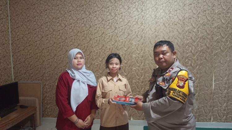 Polri Peduli Pendidikan, Bhabinkamtibmas Petamburan Bagikan Buku Tulis untuk Pelajar di RT 03/03